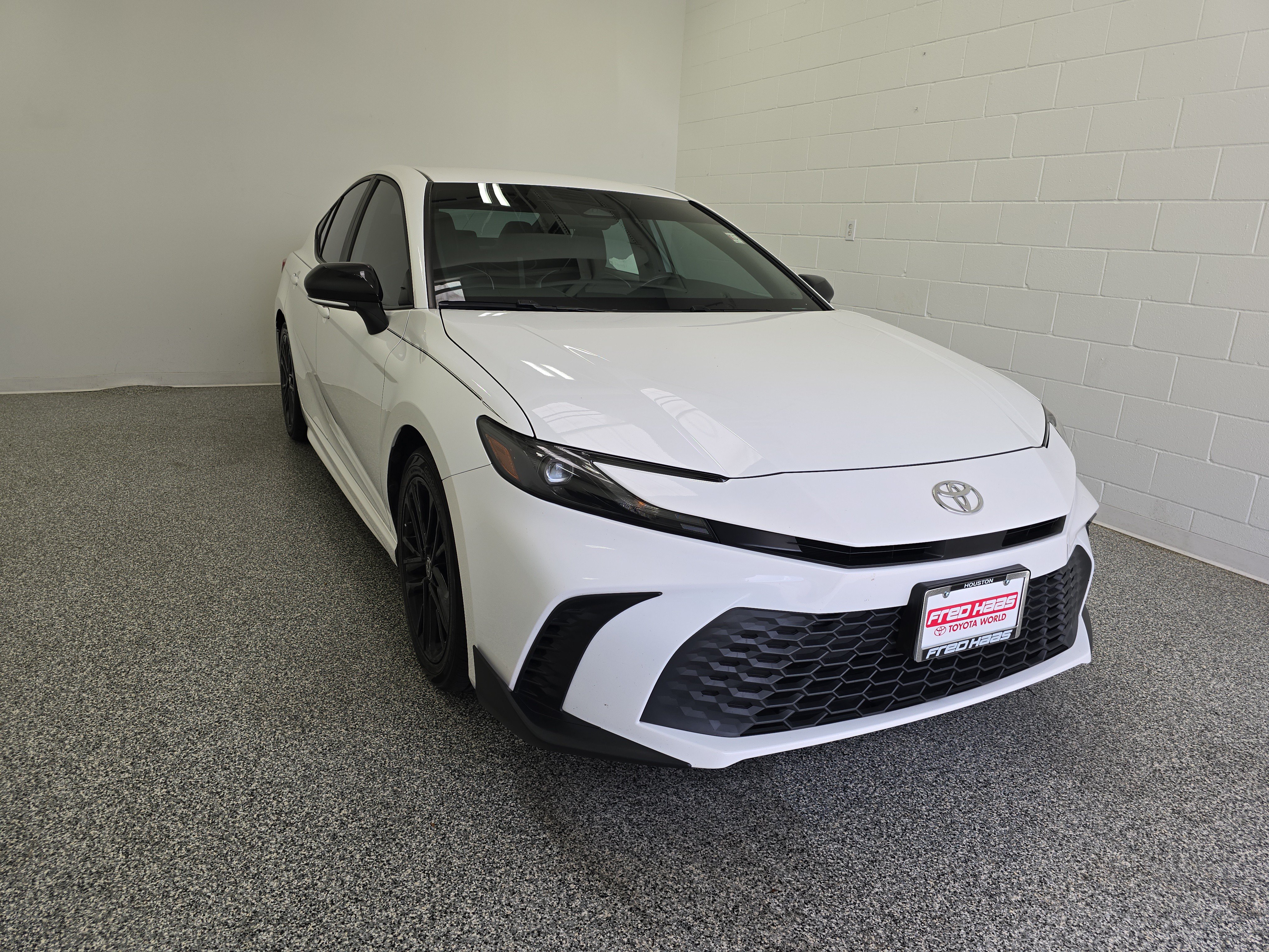 Used 2025 Toyota Camry SE w/ Convenience Package FWD image 3