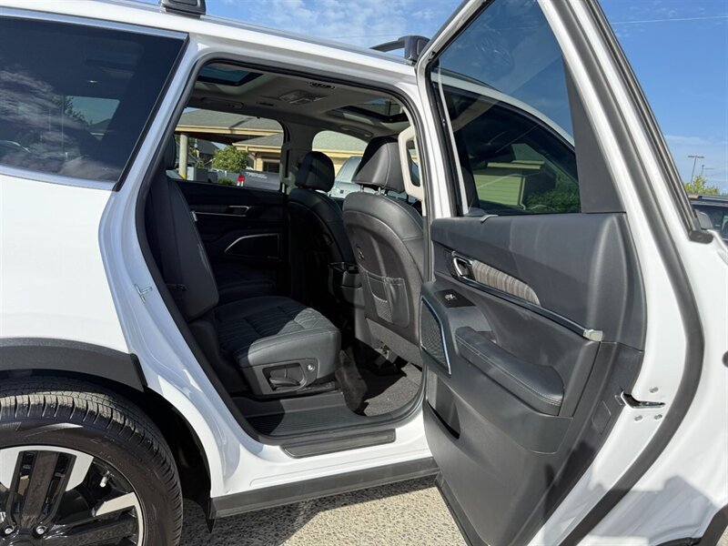 Used 2025 Kia Telluride SX w/ SX Captain's Chair Package FWD image 17