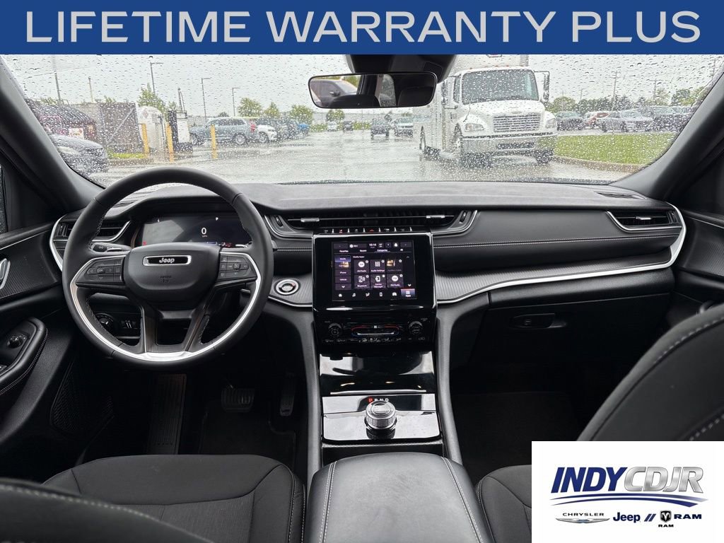 Used 2025 Jeep Grand Cherokee Laredo AWD/4WD image 10