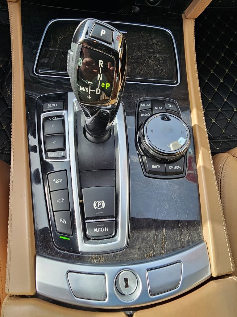 Used 2015 BMW 750Li xDrive image 32