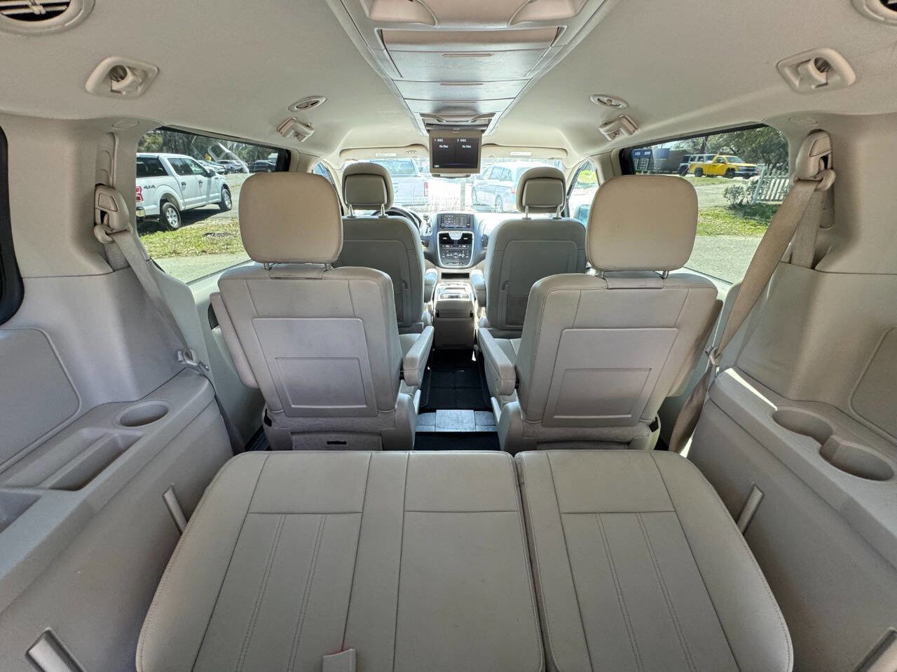 Used 2015 Chrysler Town & Country Touring image 41