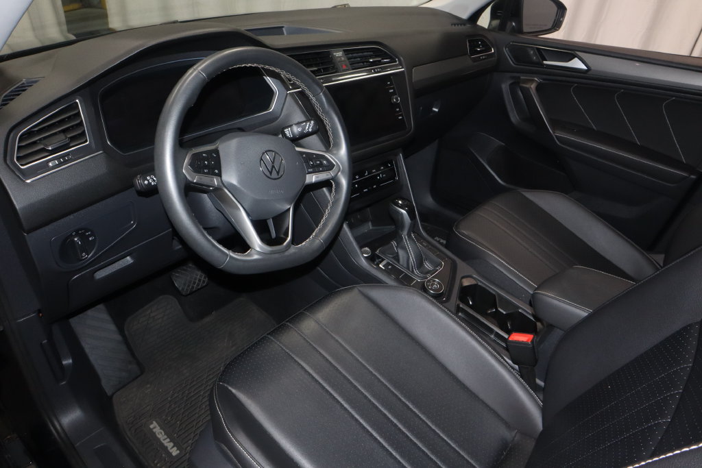 Used 2022 Volkswagen Tiguan SE w/ Panoramic Sunroof Package AWD/4WD image 24