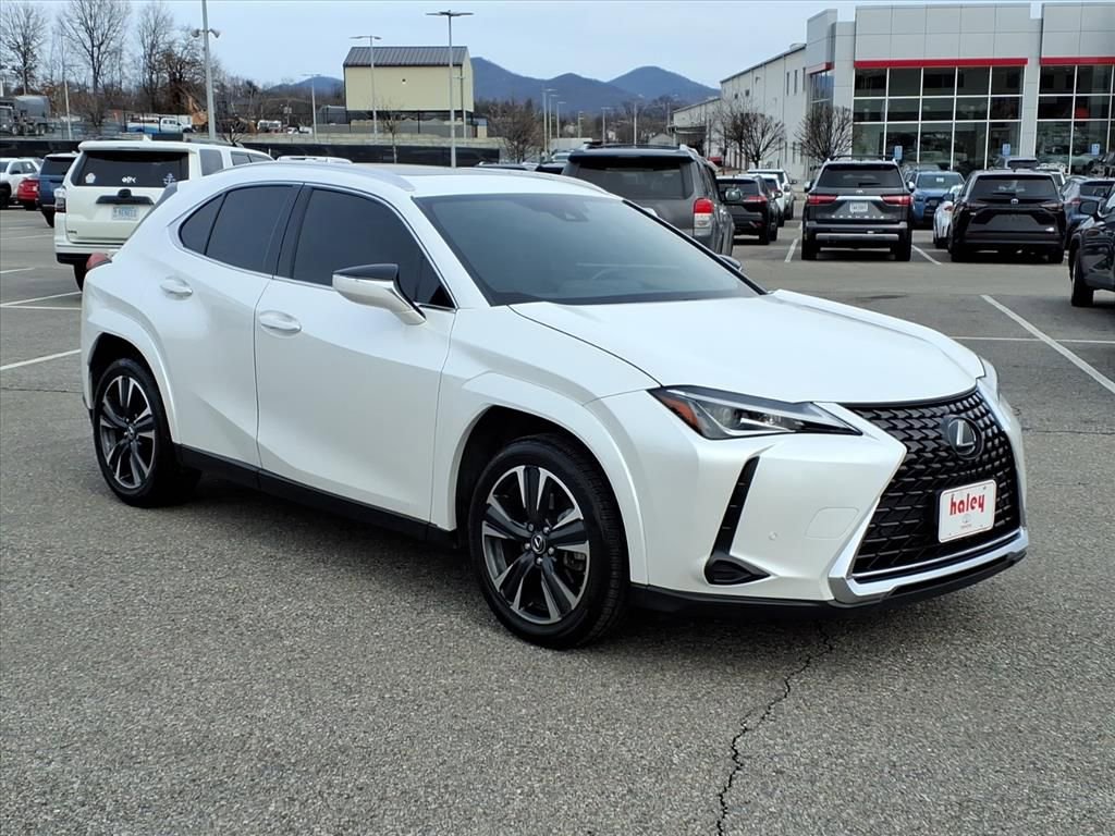 Used 2022 Lexus UX 200 w/ Premium Package image 2