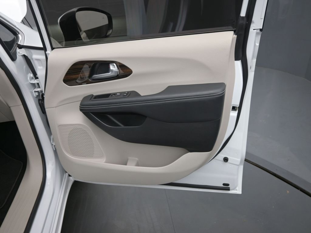 Used 2023 Chrysler Pacifica Limited AWD/4WD image 18