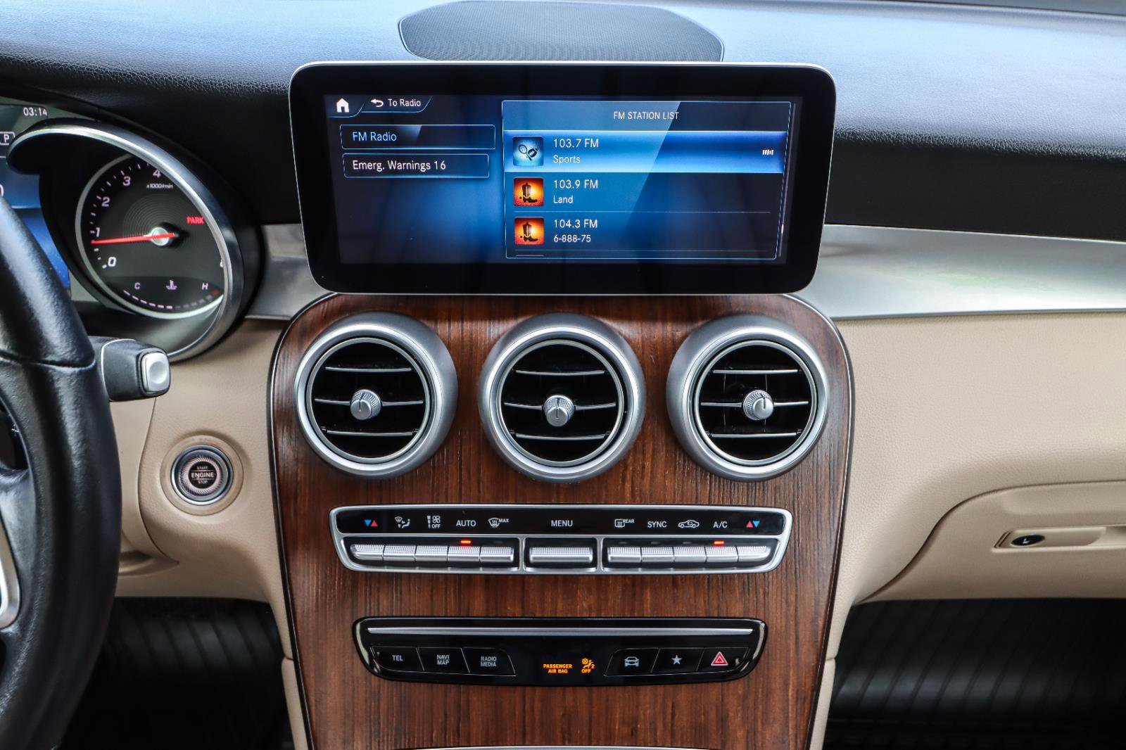 Used 2021 Mercedes-Benz GLC 300 4MATIC image 25