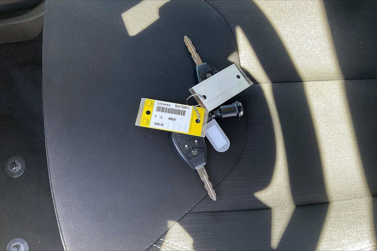 Used 2017 Jeep Wrangler Unlimited Sahara w/ Connectivity Group image 29