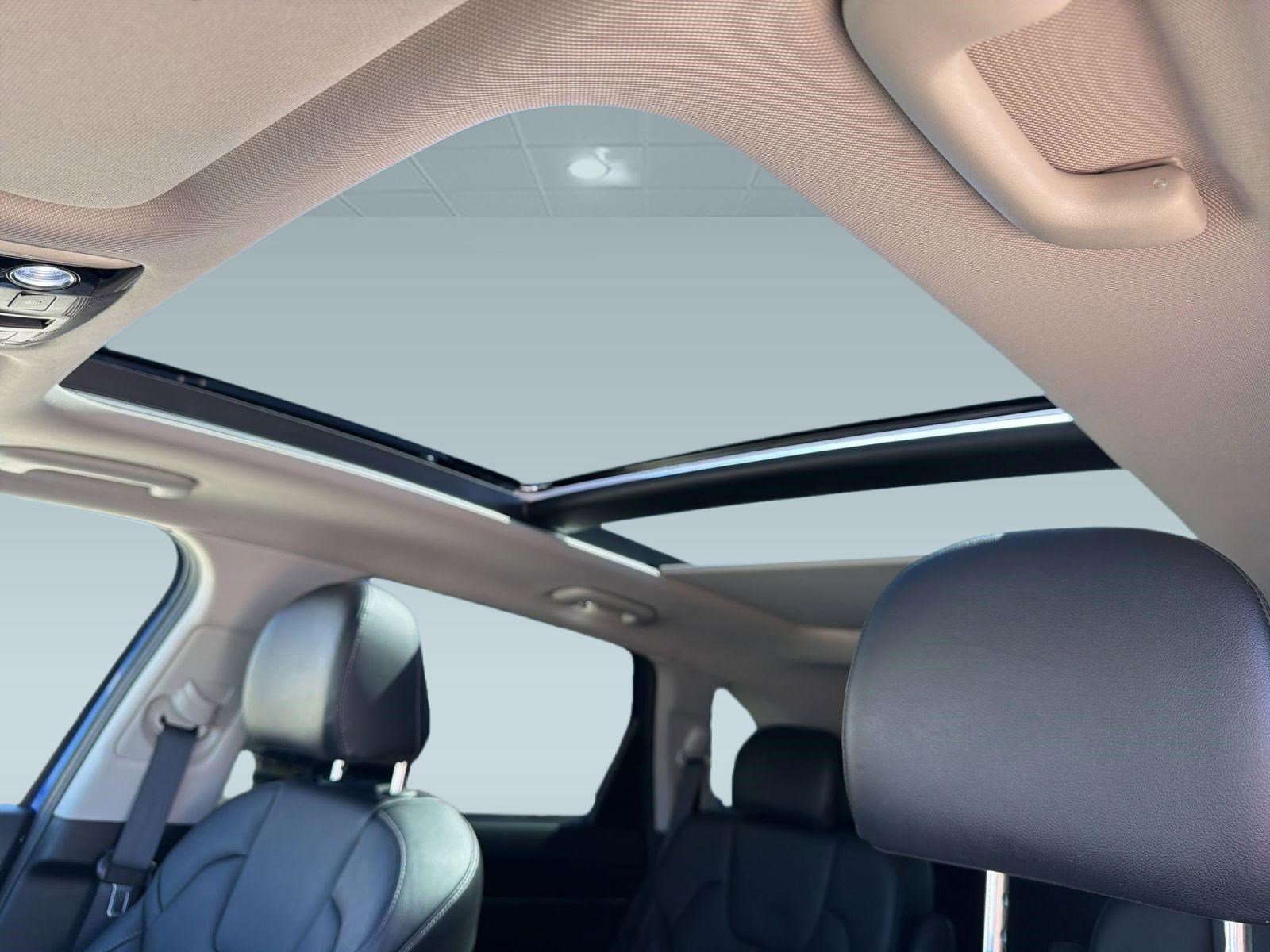 Used 2023 Kia Sorento SX image 16