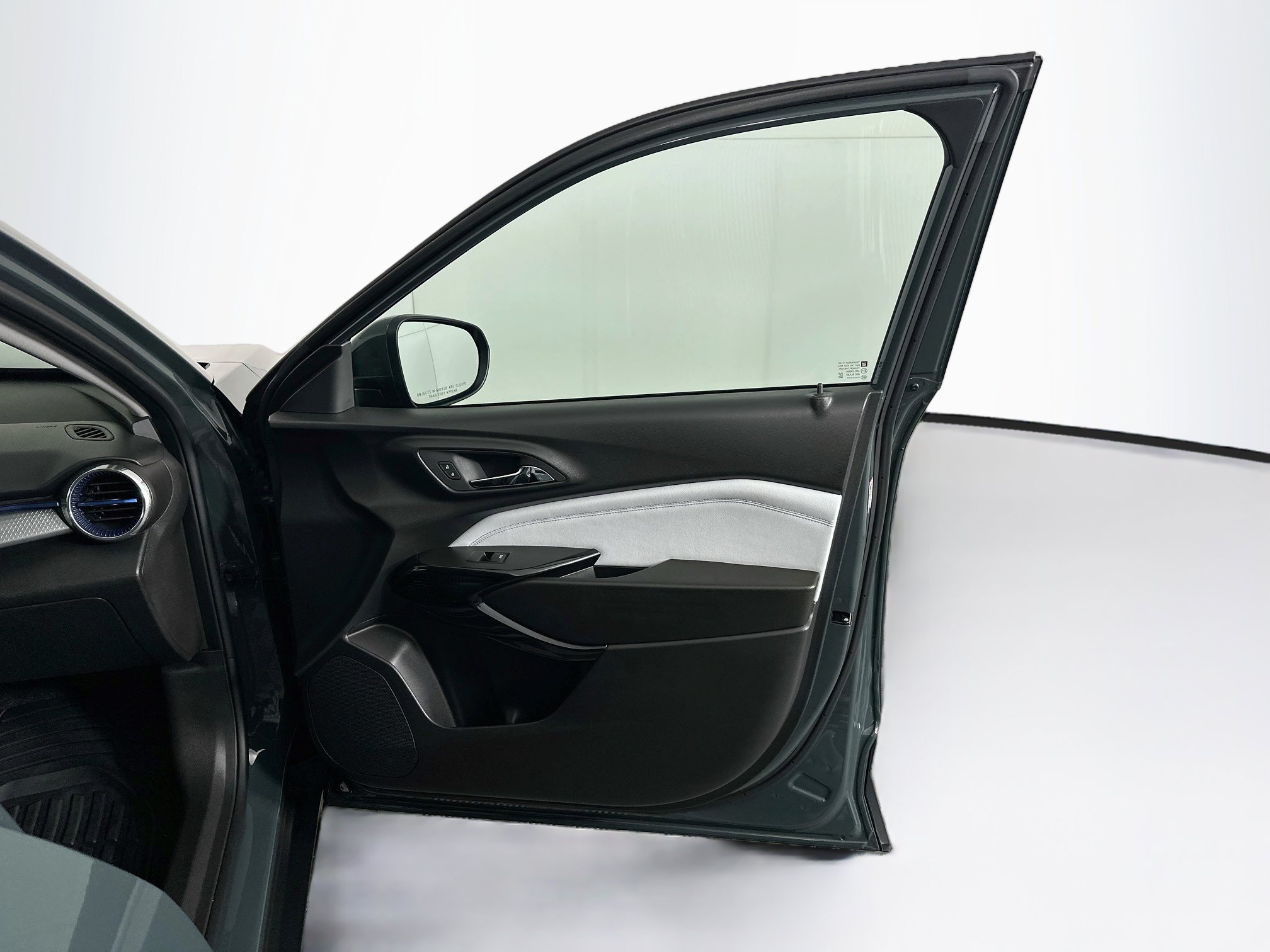 Used 2025 Chevrolet Trax LT FWD image 30