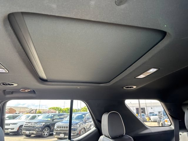 Used 2024 Chevrolet Traverse Premier w/ Redline Edition AWD/4WD image 16