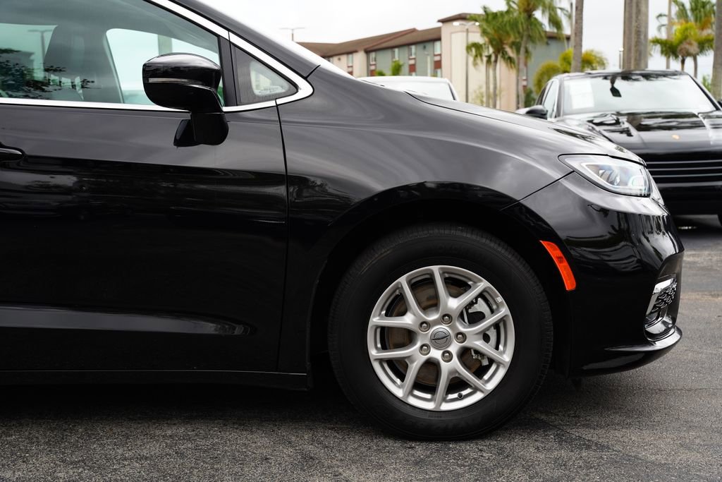 Used 2024 Chrysler Pacifica Touring-L image 8