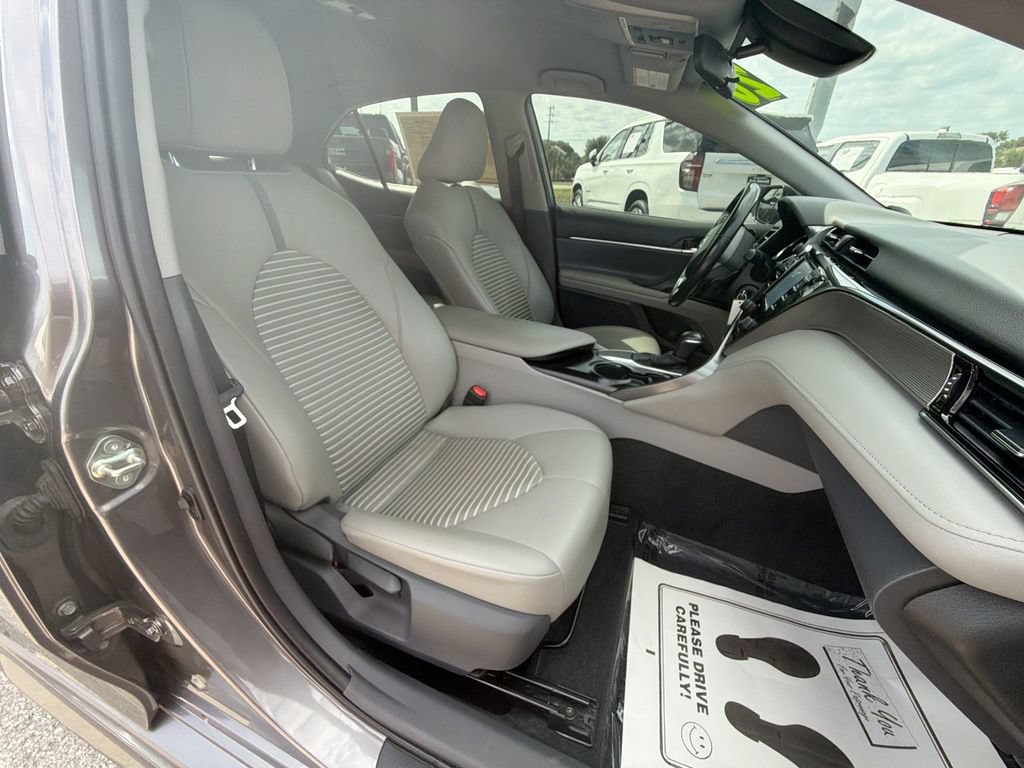 Used 2020 Toyota Camry SE FWD image 12