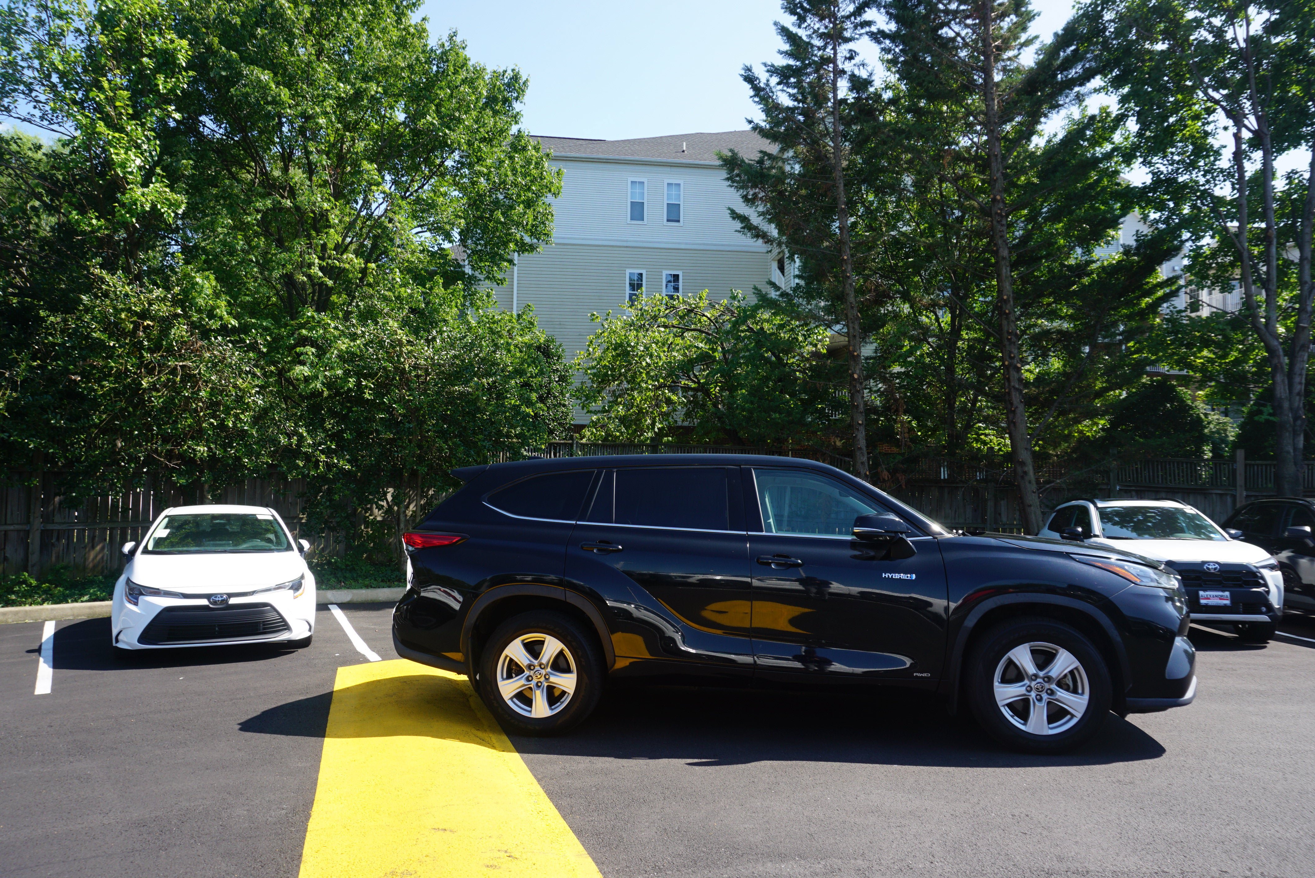 Used 2020 Toyota Highlander LE AWD/4WD image 3