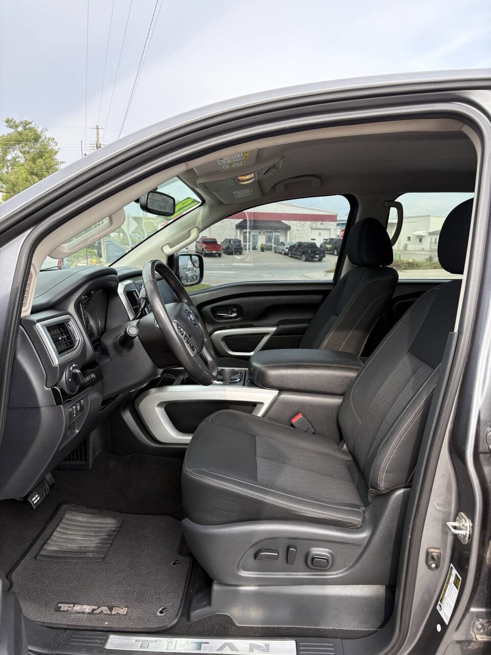 Used 2018 Nissan Titan SV w/ SV Convenience Package image 6