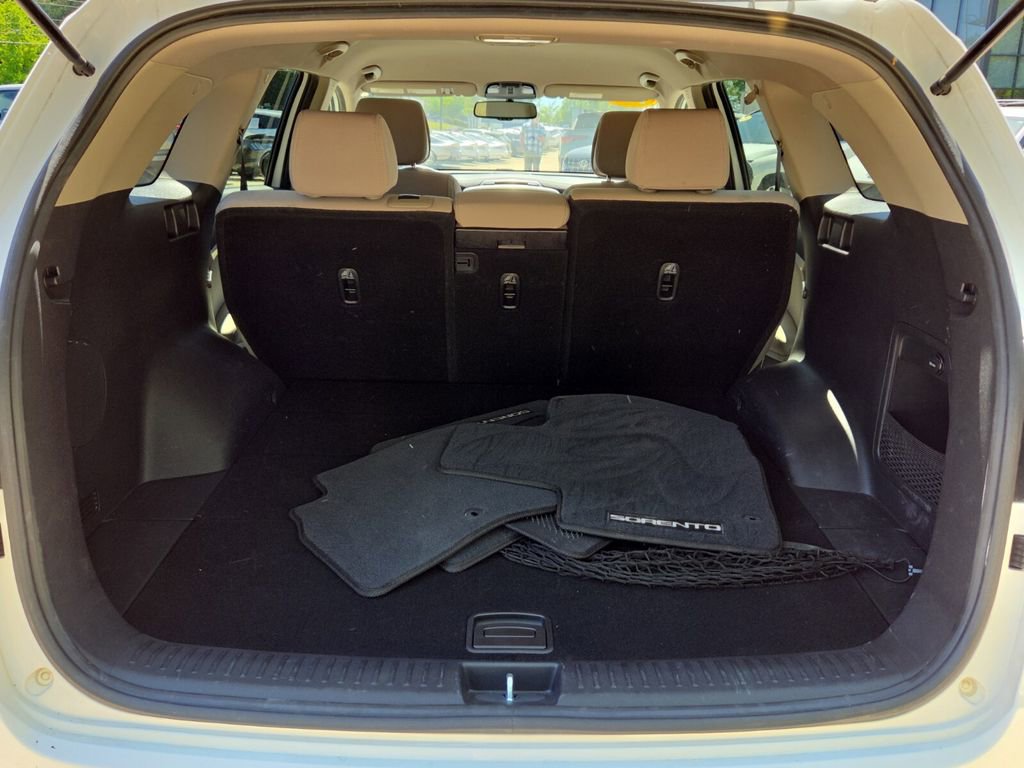 Used 2016 Kia Sorento LX w/ LX Convenience Package image 17