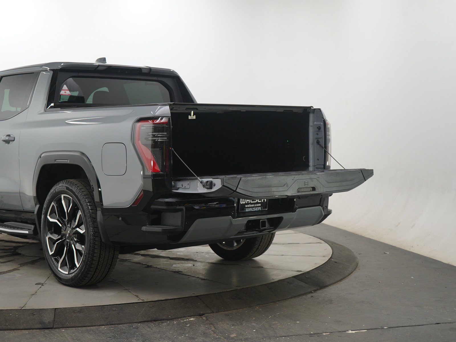 Used 2024 GMC Sierra EV Denali image 9