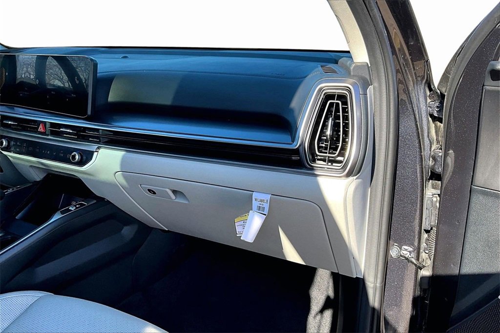 Certified 2025 Kia Sorento EX w/ Panoramic Sunroof Package image 16