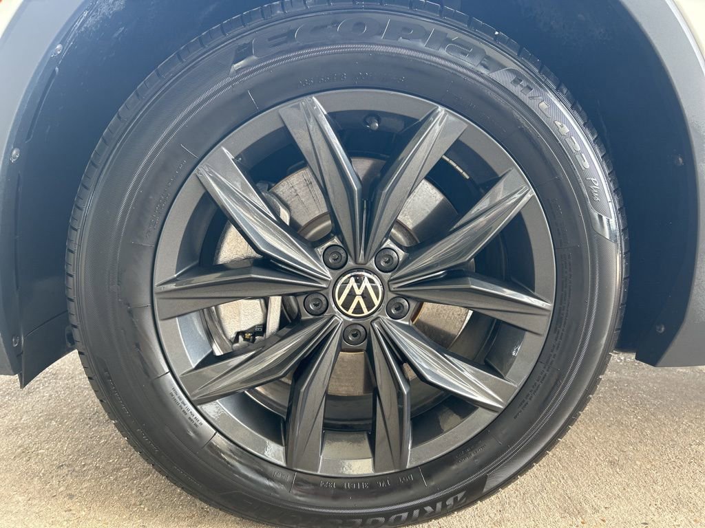 Used 2024 Volkswagen Tiguan SE w/ Panoramic Sunroof Package FWD image 28