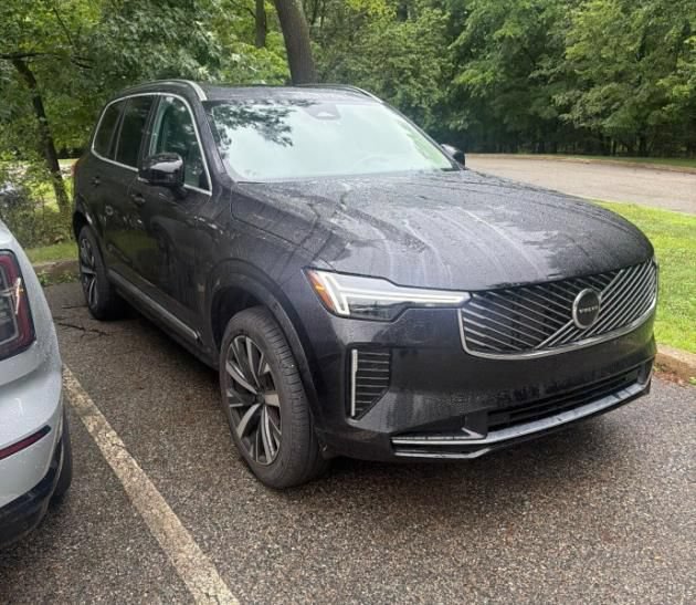 Used 2025 Volvo XC90 B5 Core AWD/4WD image 2