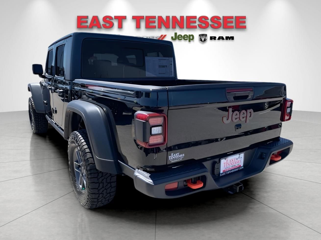 Used 2025 Jeep Gladiator Mojave w/ Convenience Group AWD/4WD image 5