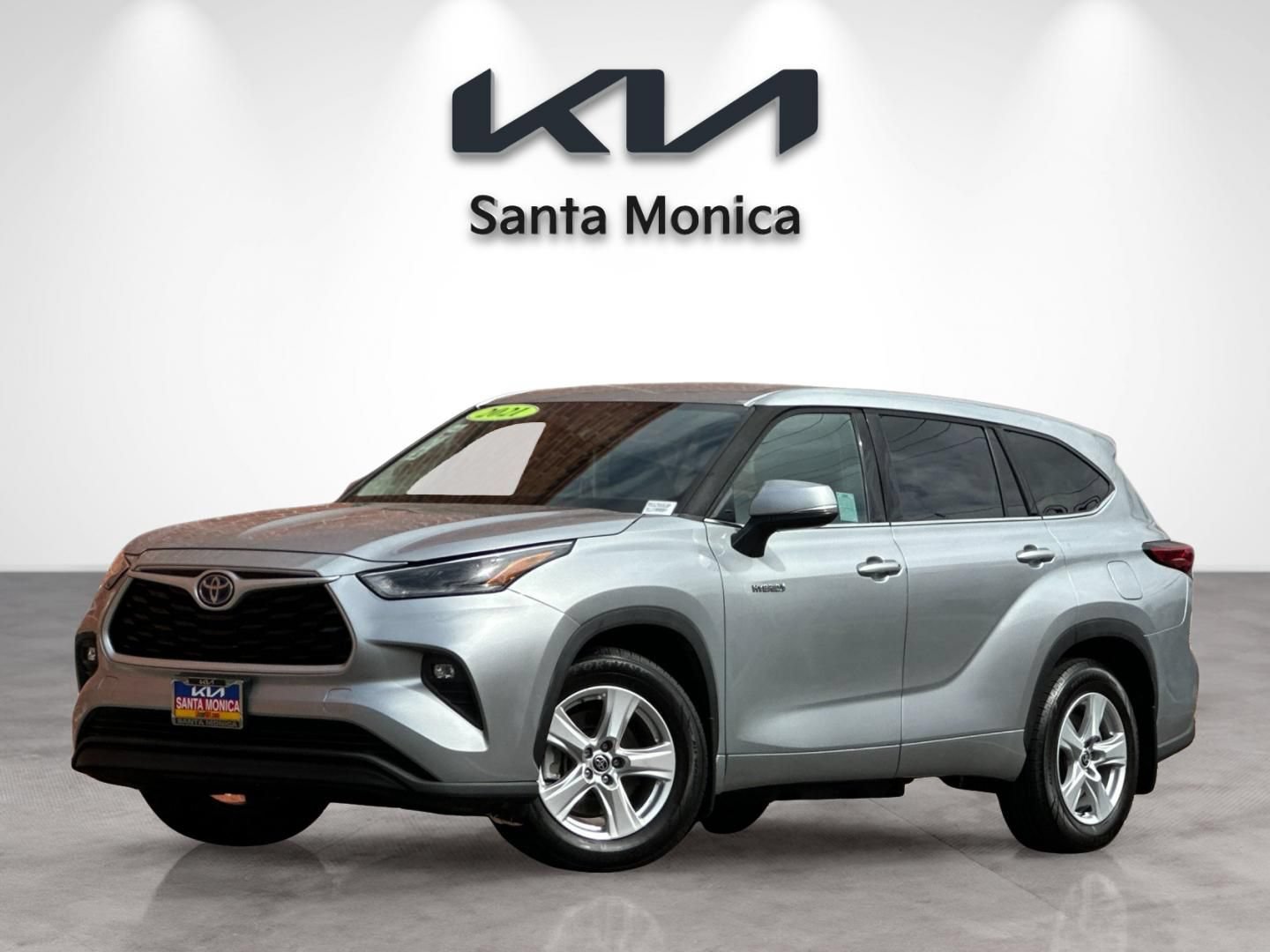 Used 2021 Toyota Highlander LE AWD/4WD image 2