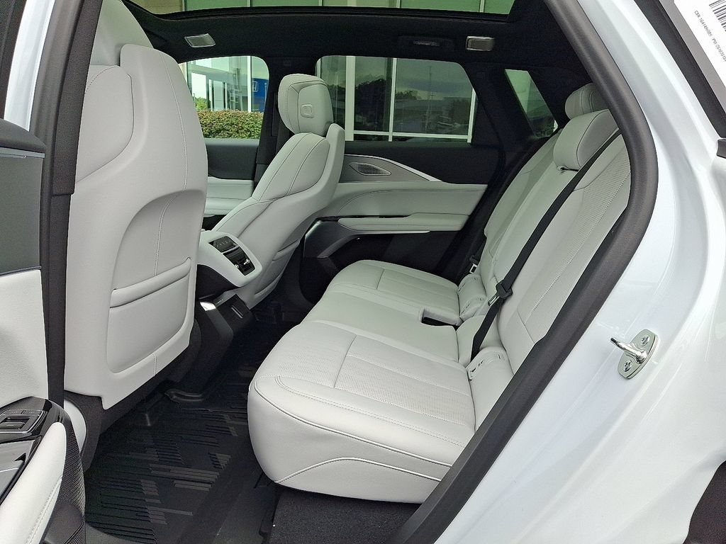 New 2027 Cadillac Lyriq Signature Sport w/ LPO, Floor Liner Package AWD/4WD image 5