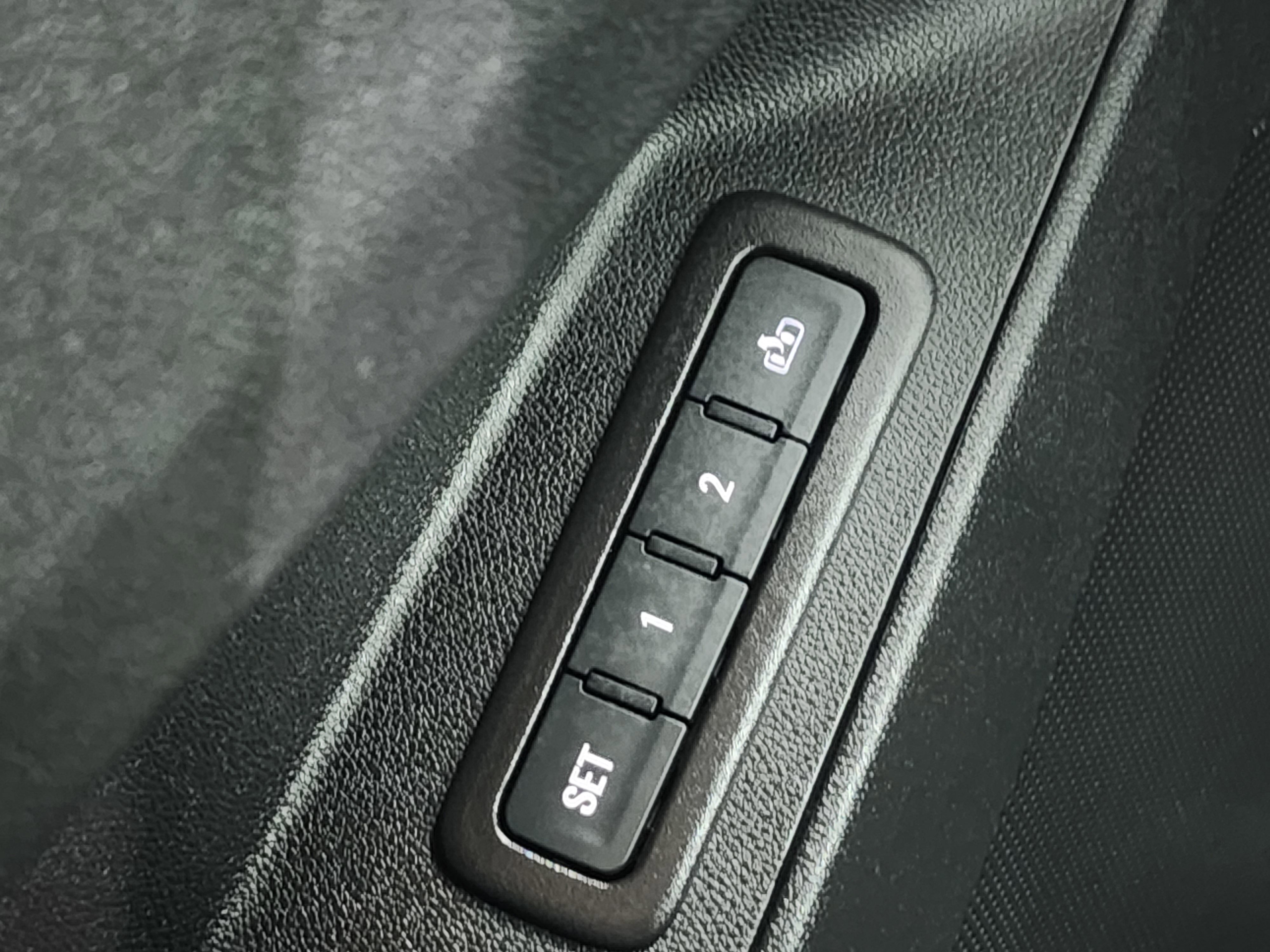 Used 2020 Chevrolet Equinox LT w/ Midnight Edition image 22