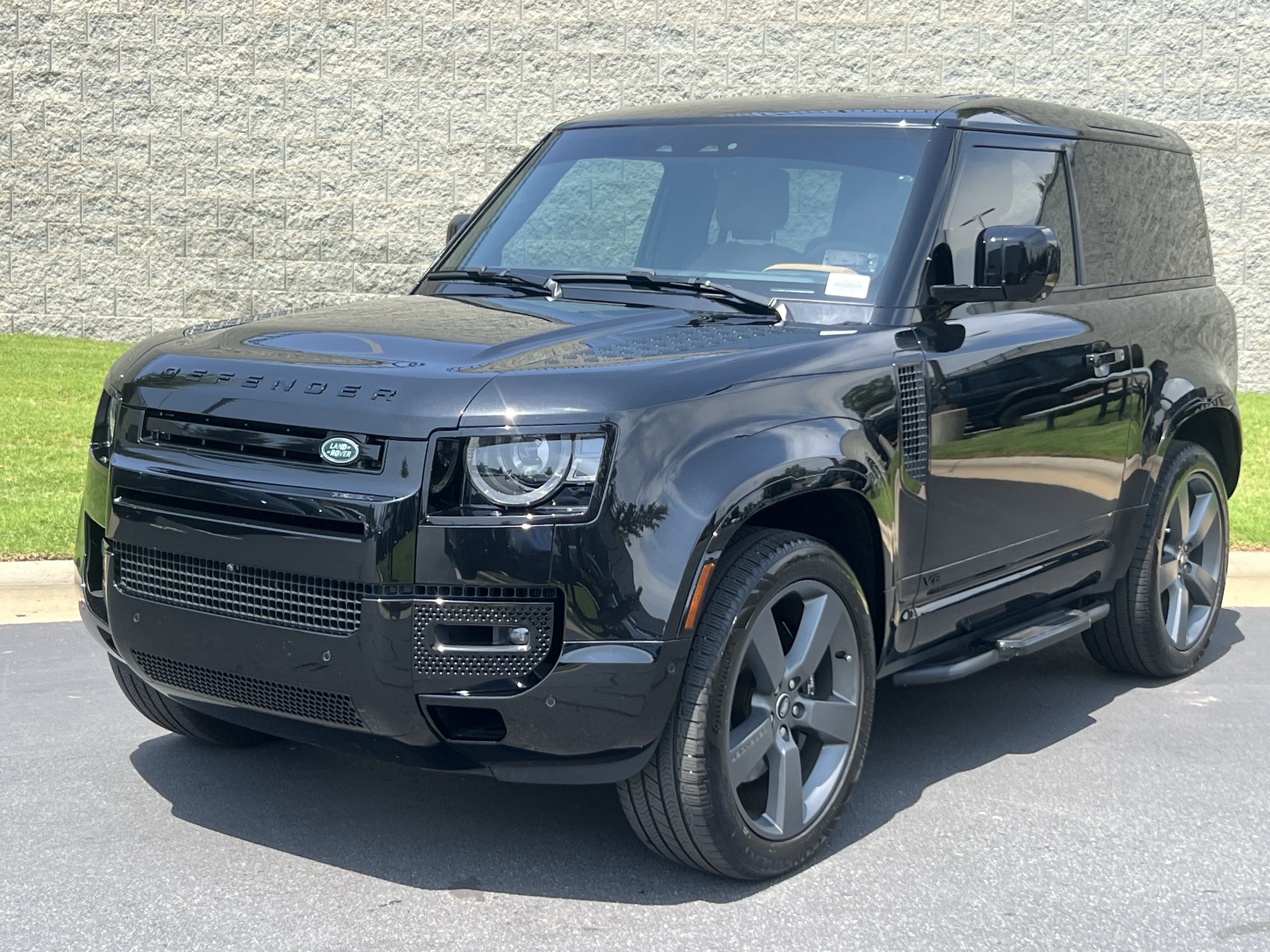 Certified 2024 Land Rover Defender 90 V8 AWD/4WD image 1