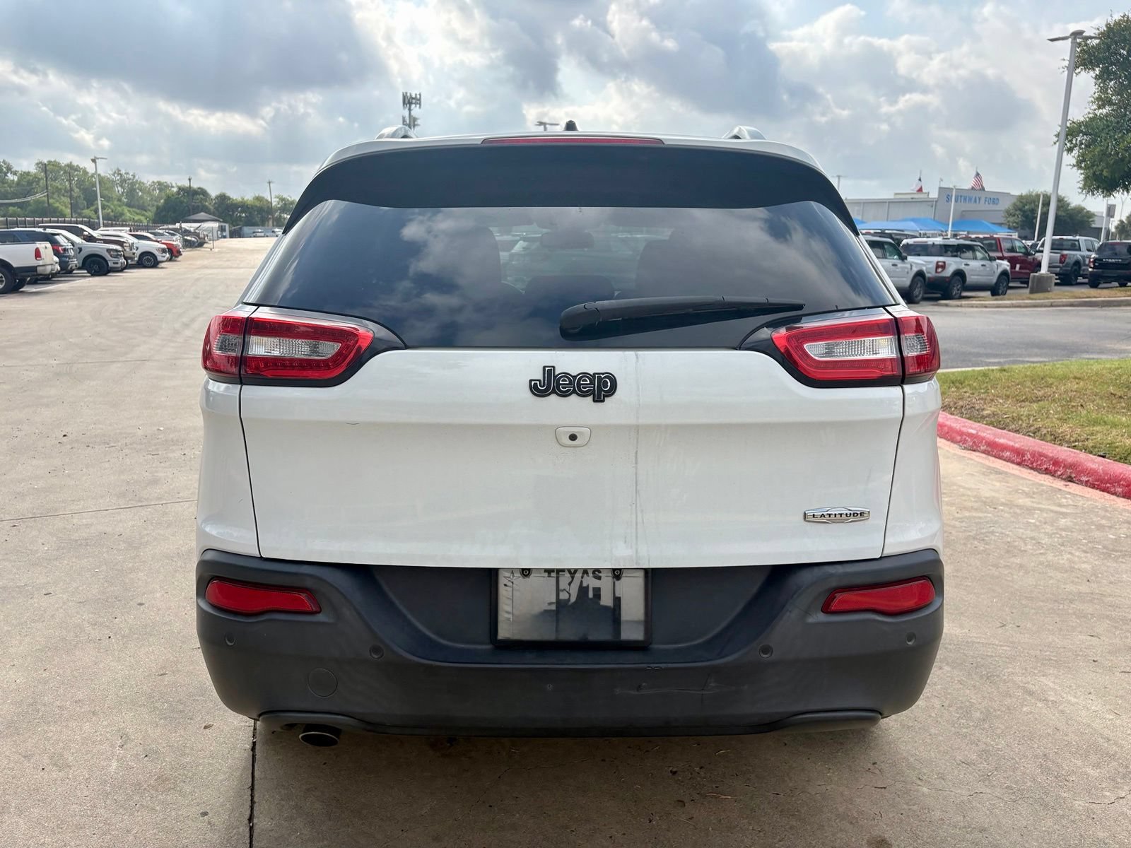 Used 2017 Jeep Cherokee Latitude w/ Safety/Convenience Group FWD image 4