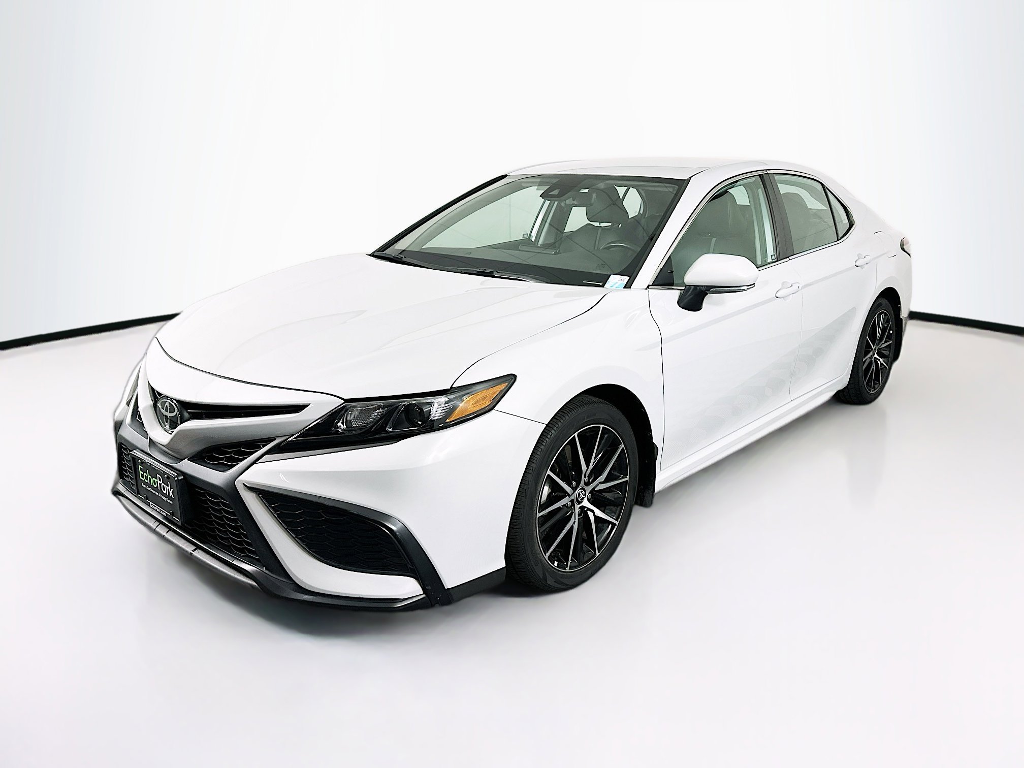 Used 2023 Toyota Camry SE image 3