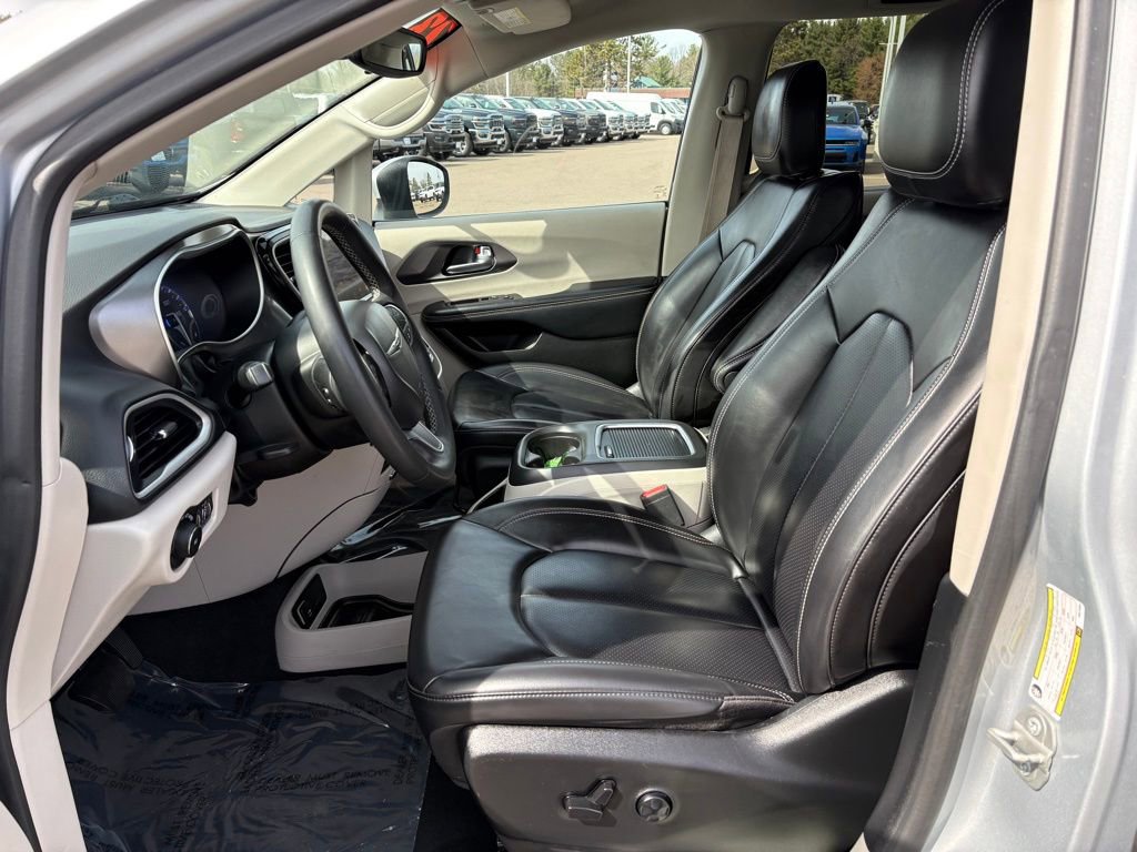Certified 2023 Chrysler Pacifica Touring-L FWD image 13