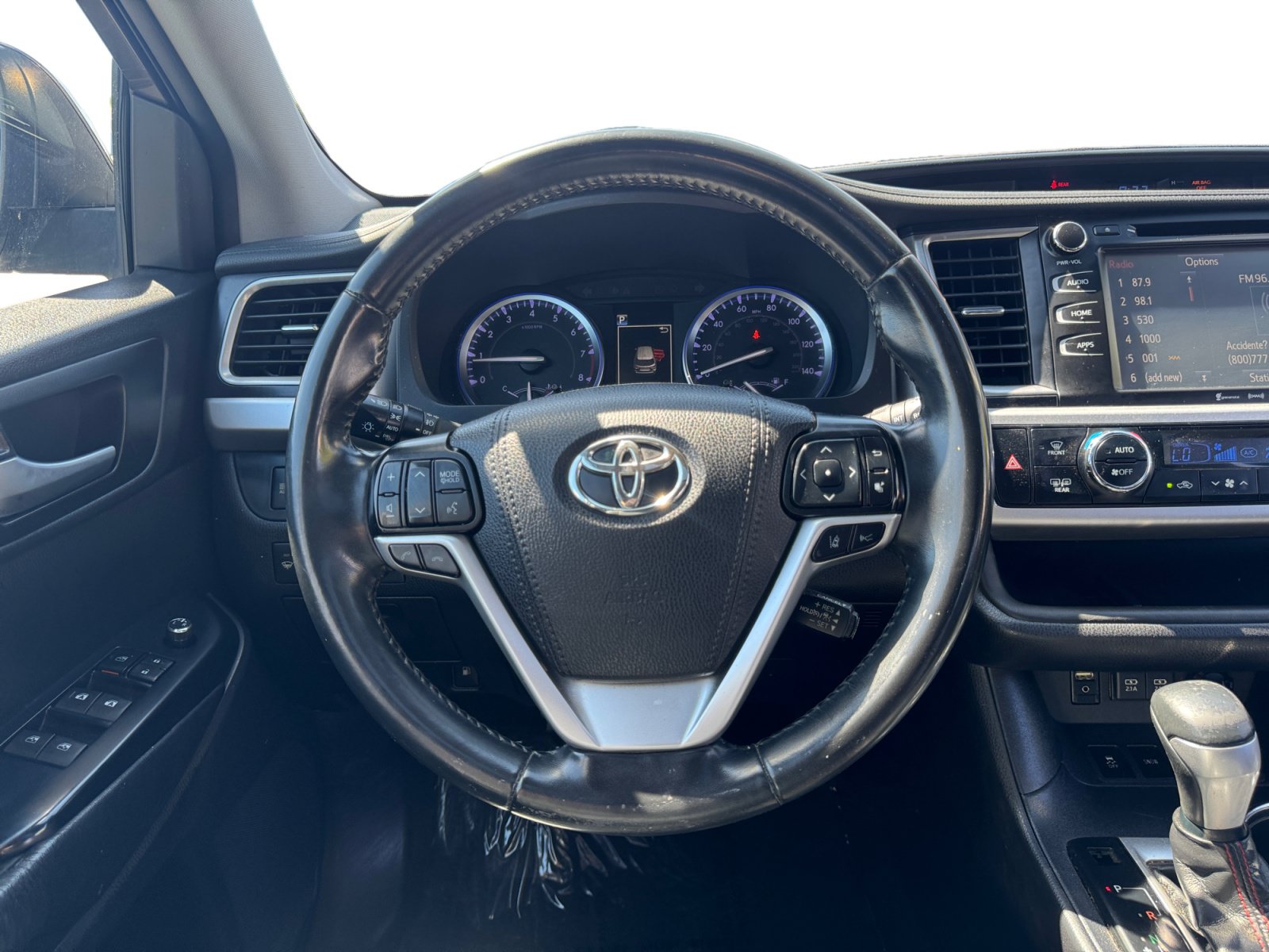Used 2019 Toyota Highlander SE w/ Carpet Mat Package (TMS) FWD image 12