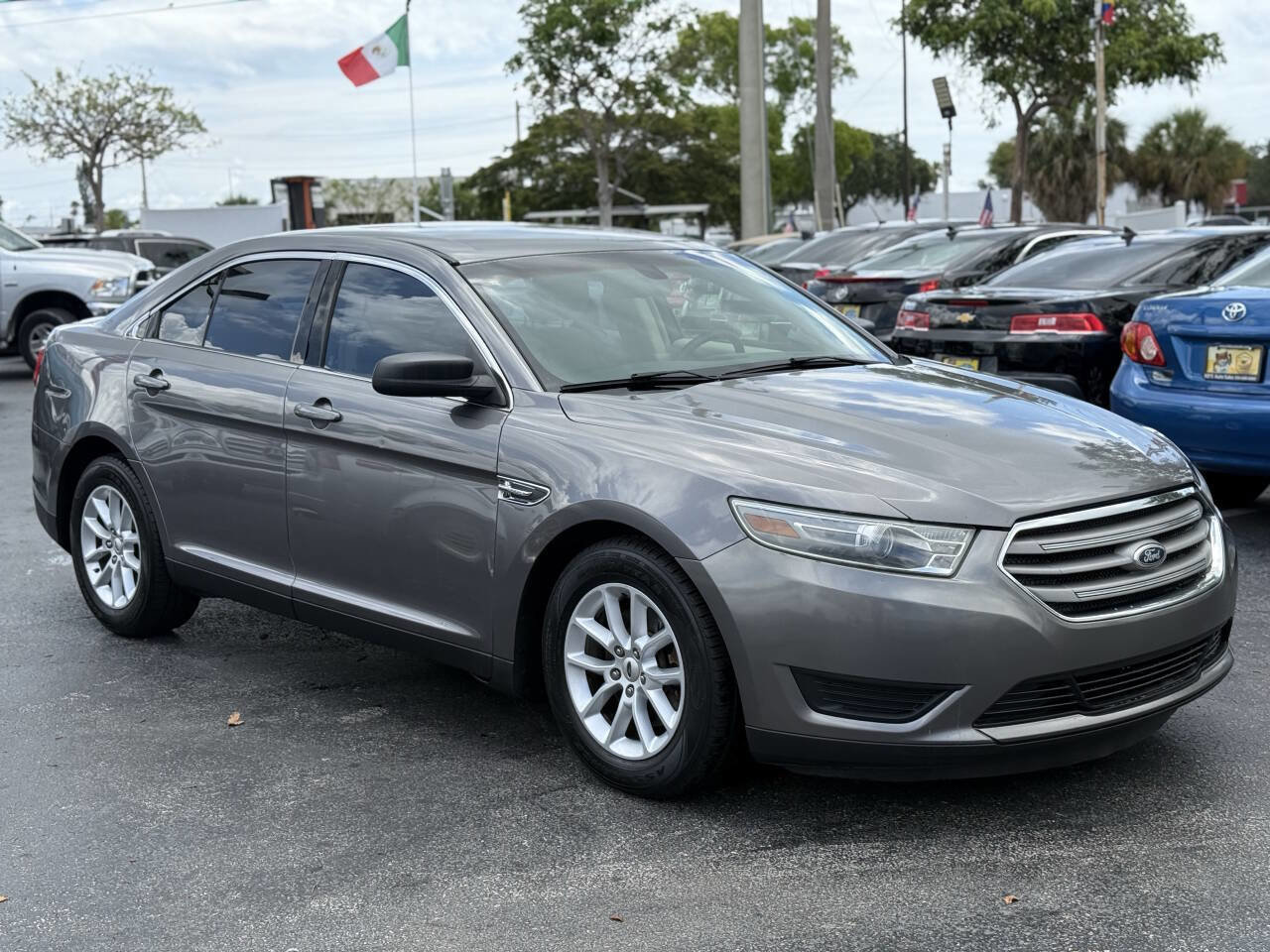 Used 2013 Ford Taurus SE image 9