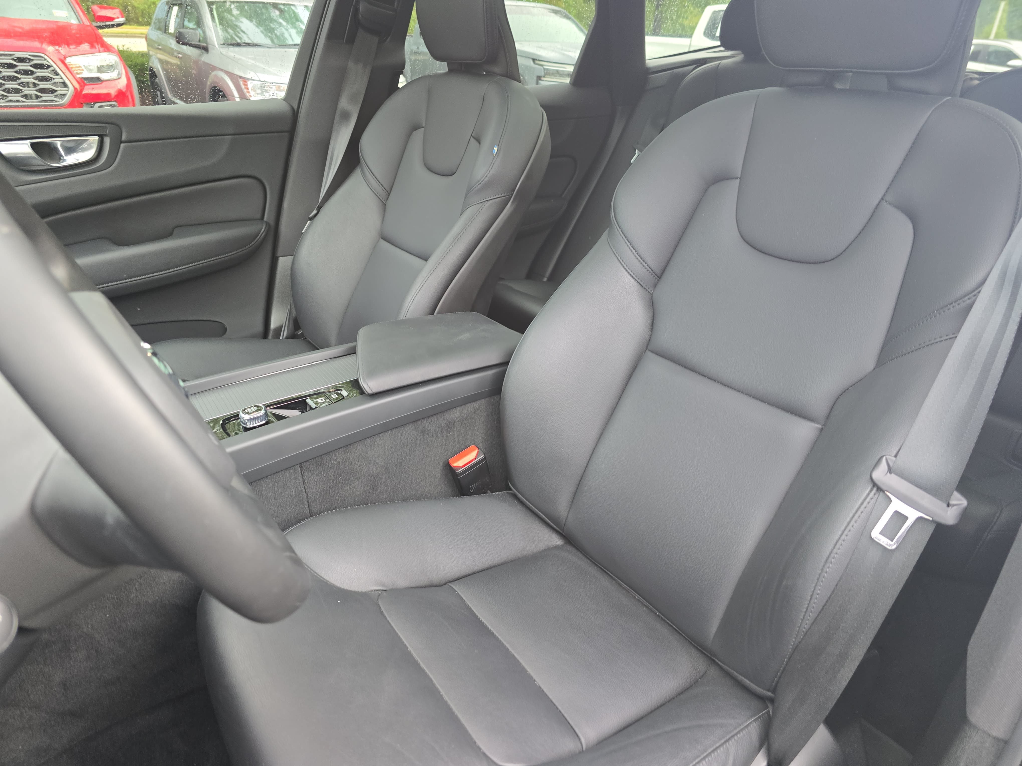 Used 2024 Volvo XC60 B5 Core AWD/4WD image 16