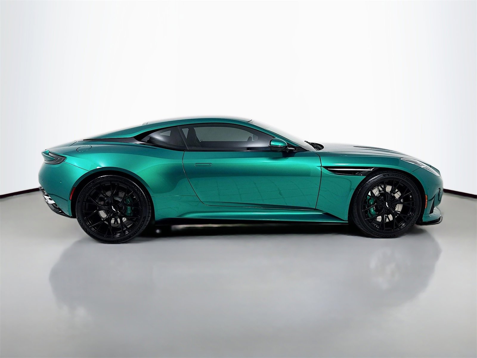 Used 2025 Aston Martin DB12 Coupe image 8