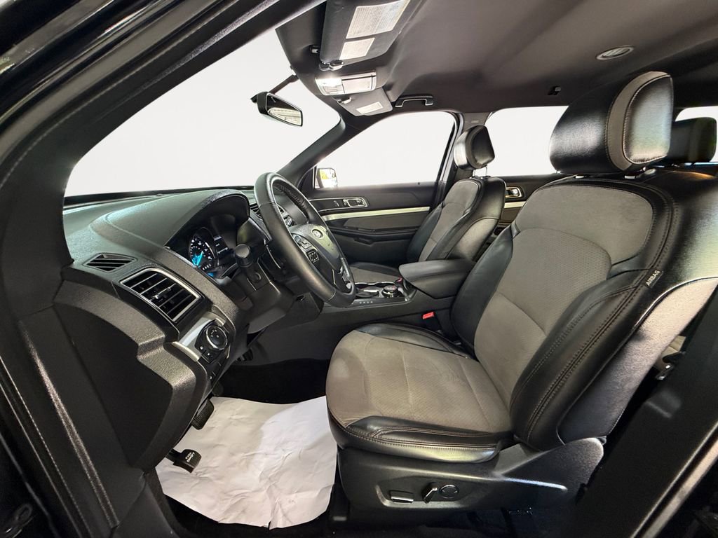 Used 2017 Ford Explorer XLT w/ Equipment Group 202A image 12