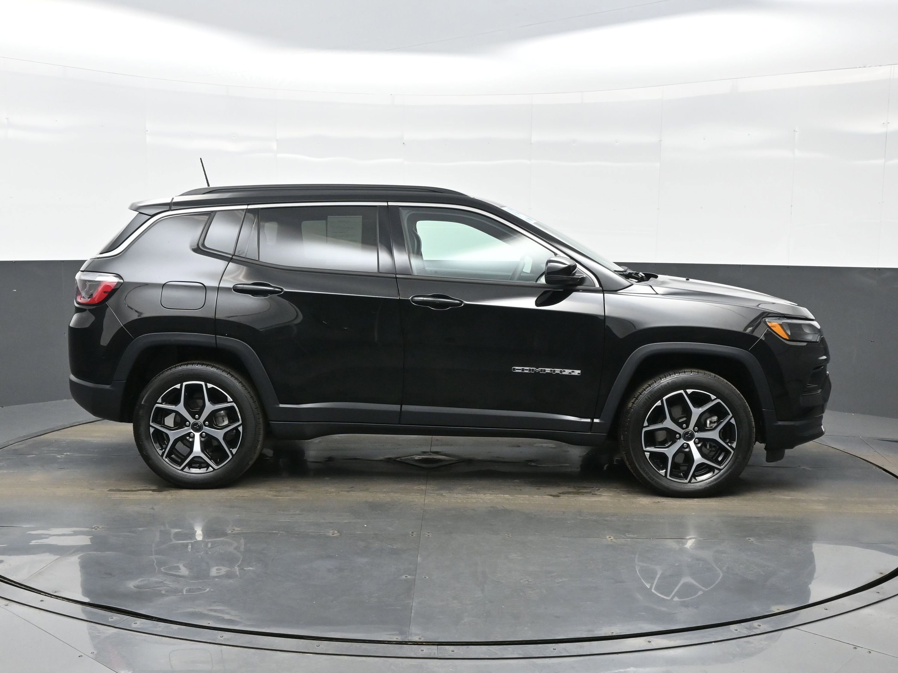 Used 2025 Jeep Compass Limited image 7