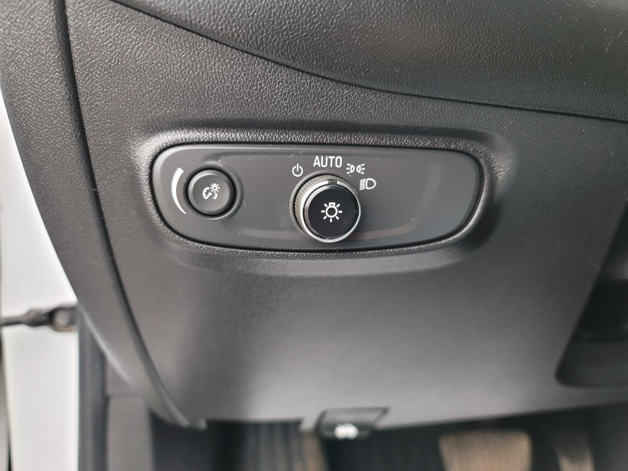 Used 2018 Chevrolet Equinox LT image 23