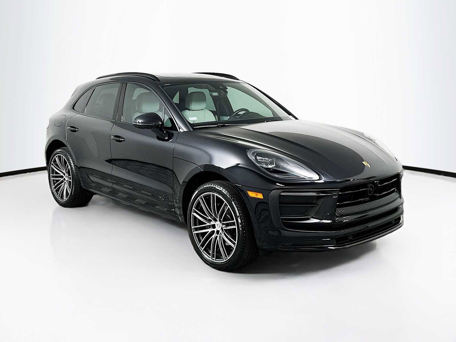 Certified 2025 Porsche Macan image 7