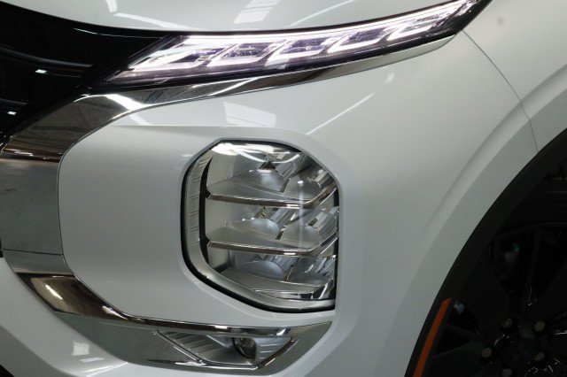 New 2026 Mitsubishi Outlander LE FWD image 2