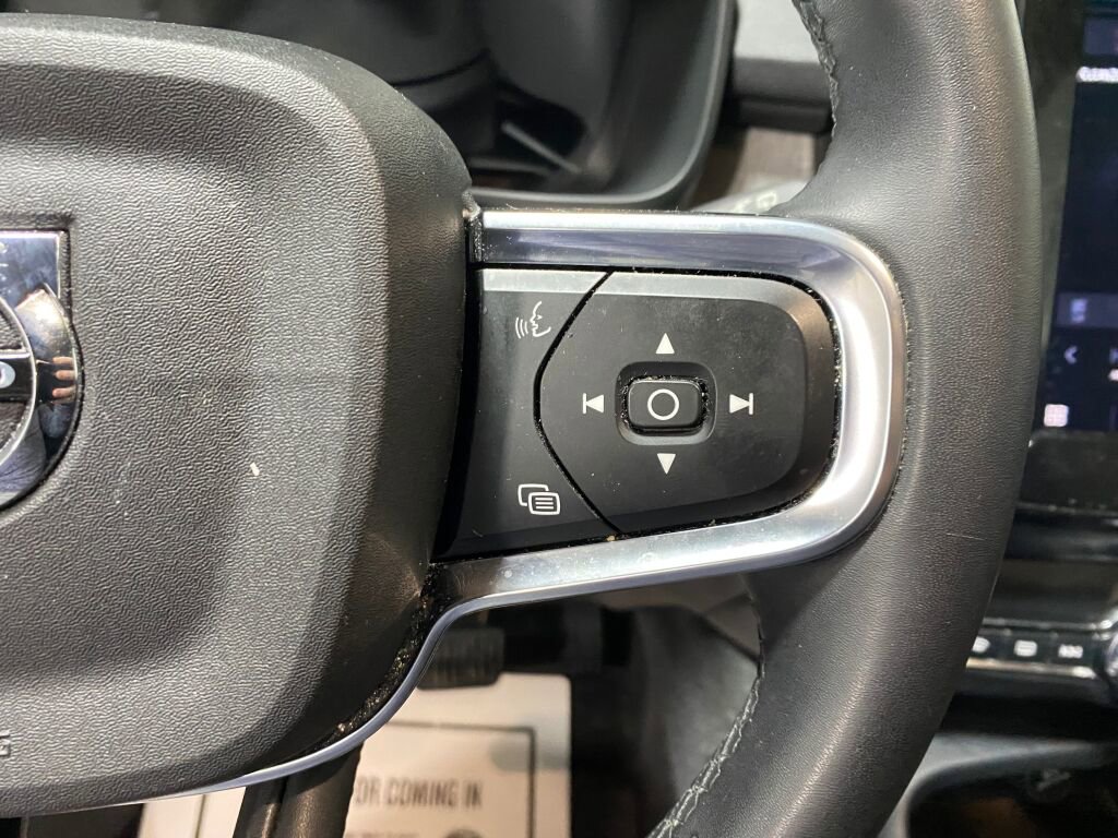 Used 2023 Volvo XC40 B5 Core image 17