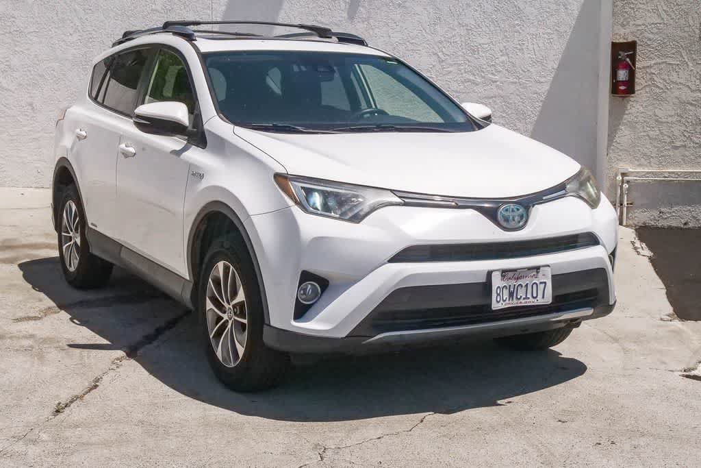 Used 2018 Toyota RAV4 XLE AWD/4WD image 3
