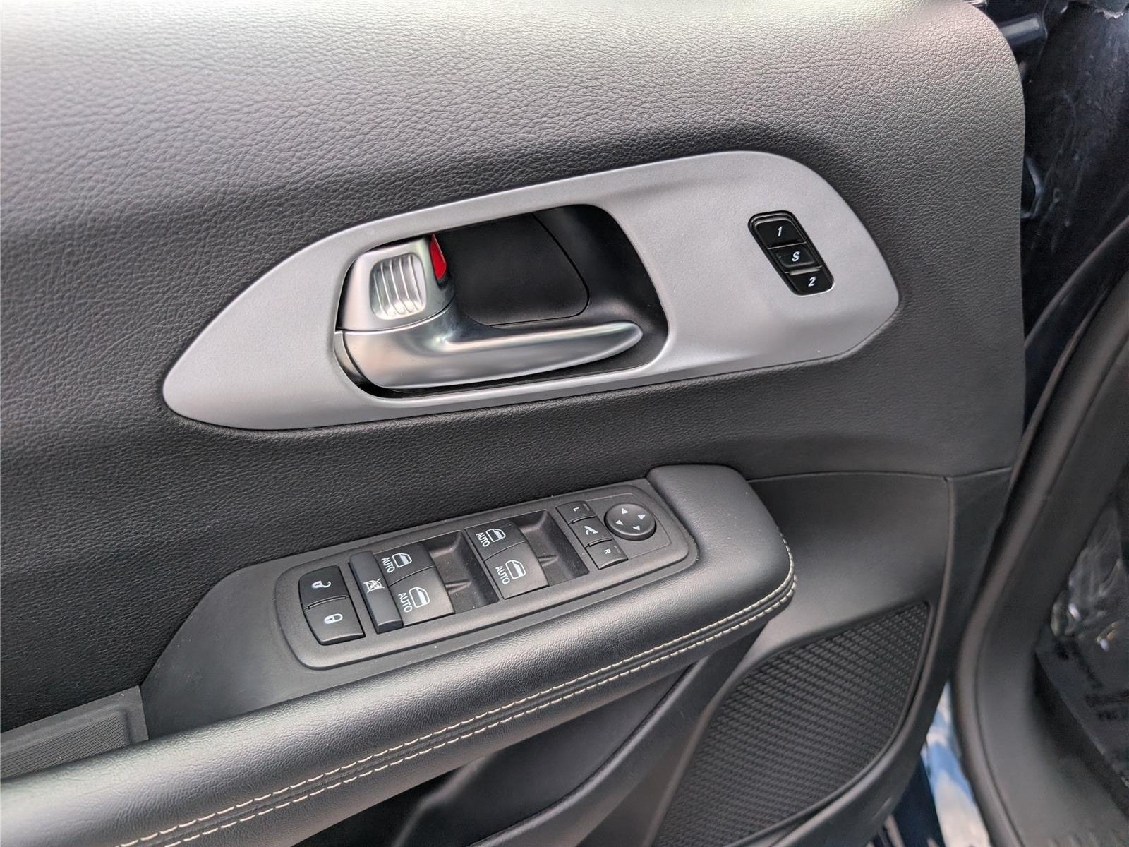 Used 2025 Chrysler Pacifica Limited FWD image 22