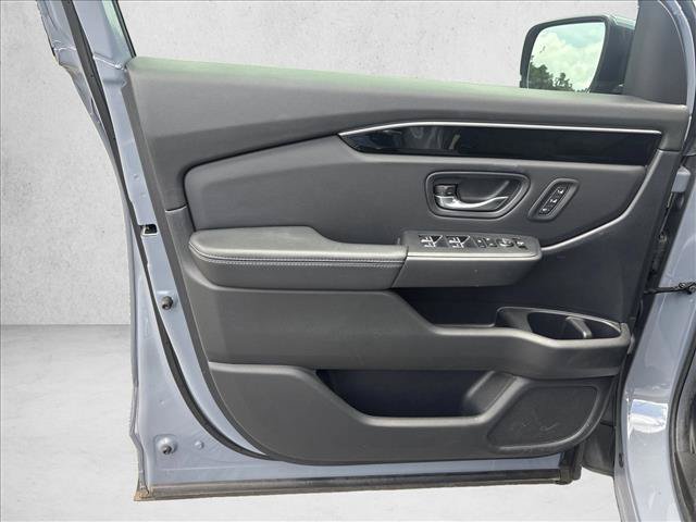 Used 2025 Honda Pilot Touring image 11