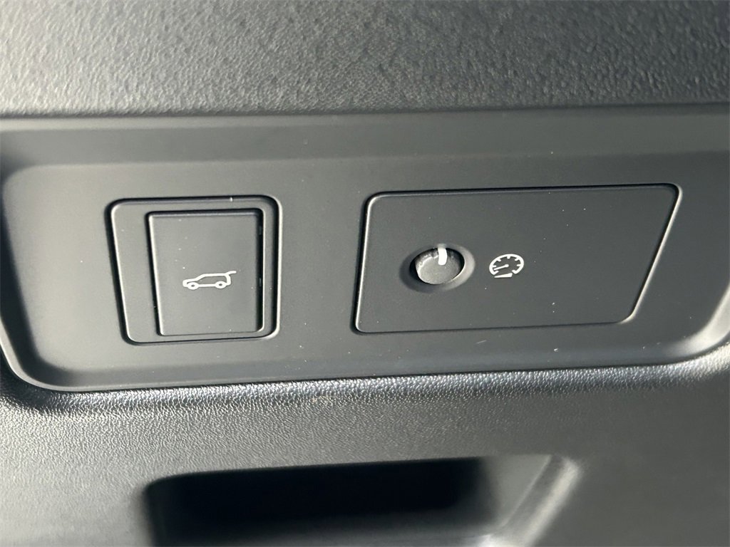 Used 2024 Land Rover Discovery S image 31