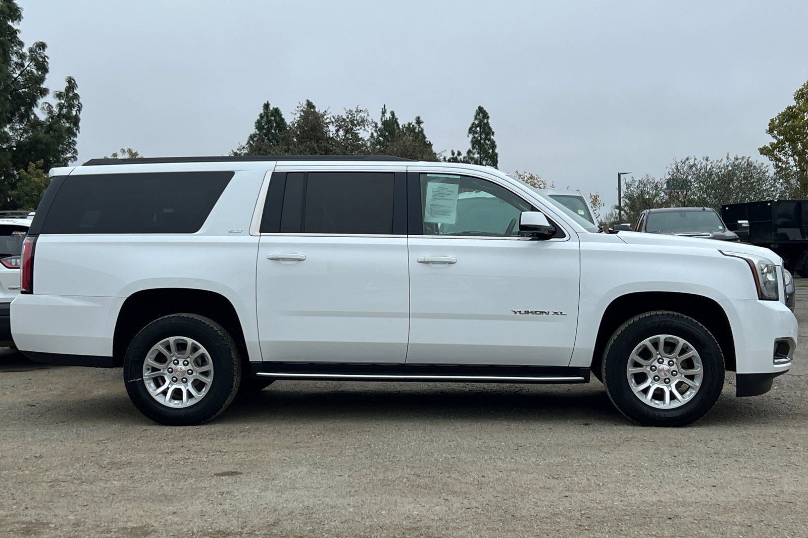 Used 2019 GMC Yukon XL SLT image 3