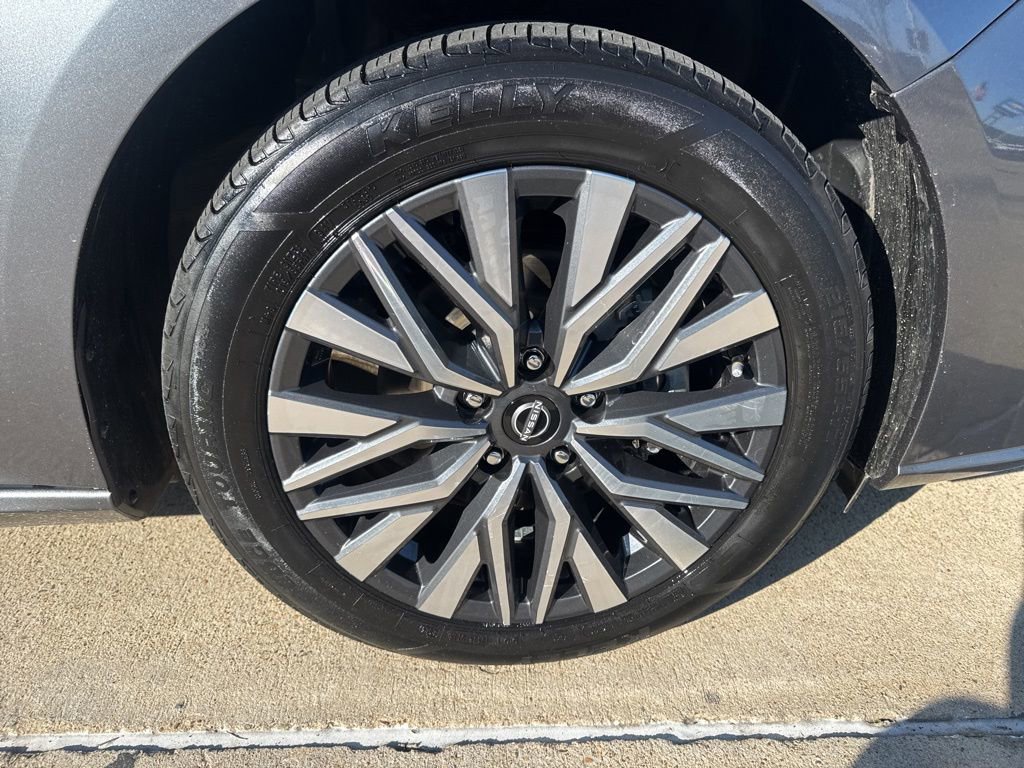 Used 2024 Nissan Altima 2.5 SV FWD image 3