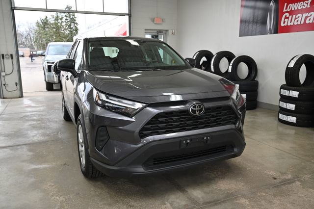 Used 2024 Toyota RAV4 LE AWD/4WD image 3