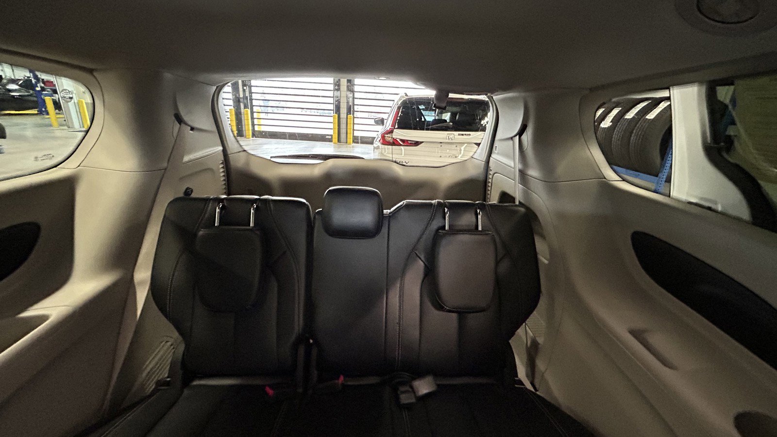 Used 2023 Chrysler Pacifica Touring-L image 14