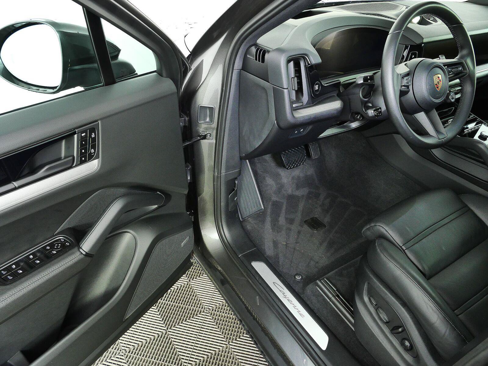 Certified 2024 Porsche Cayenne Coupe AWD/4WD image 8