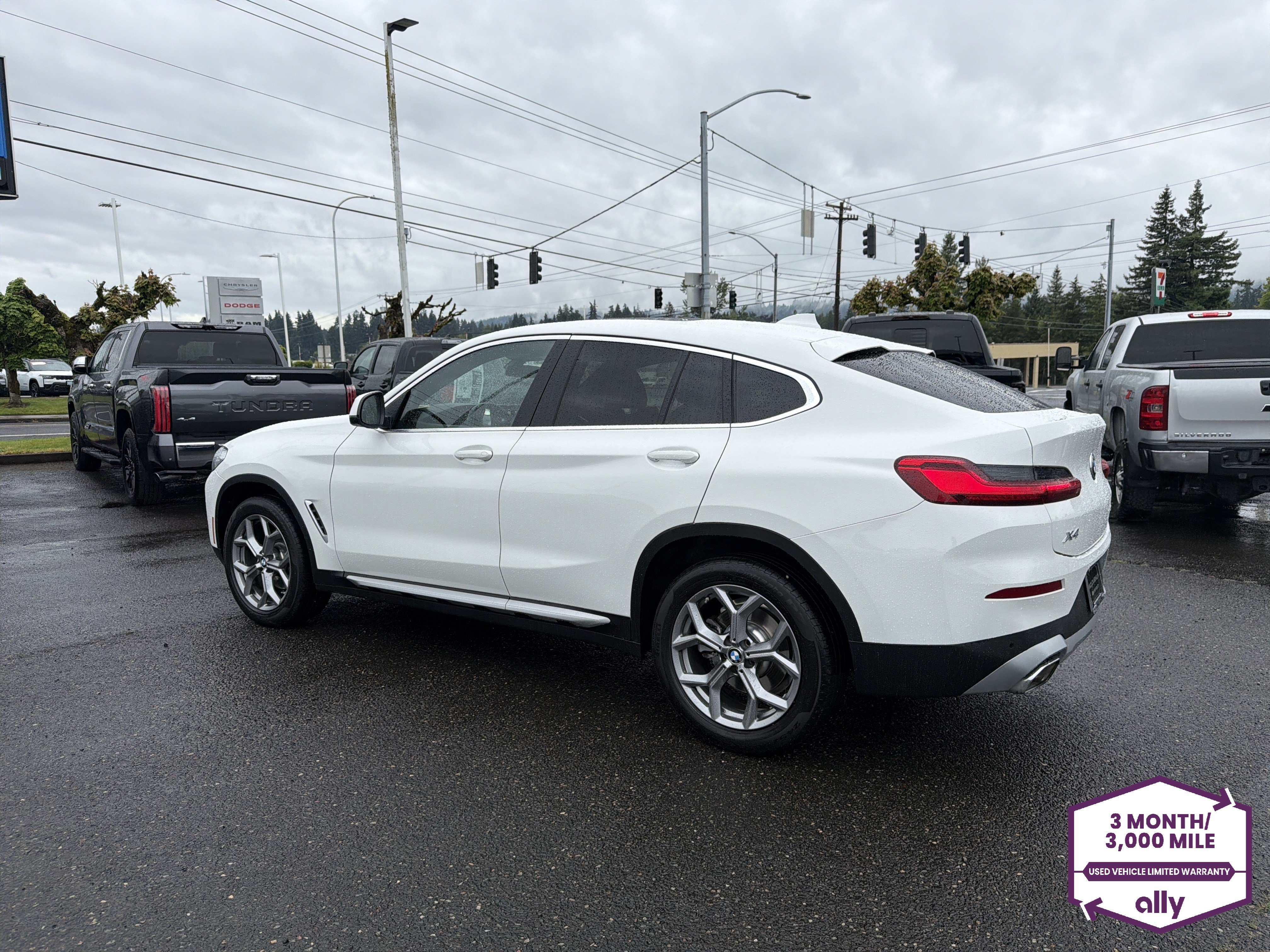 Used 2025 BMW X4 xDrive30i AWD/4WD image 3